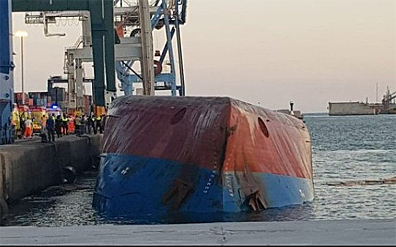 Tàu trung chuyển Container bị lật tại cầu tàu ở cảng Castellón