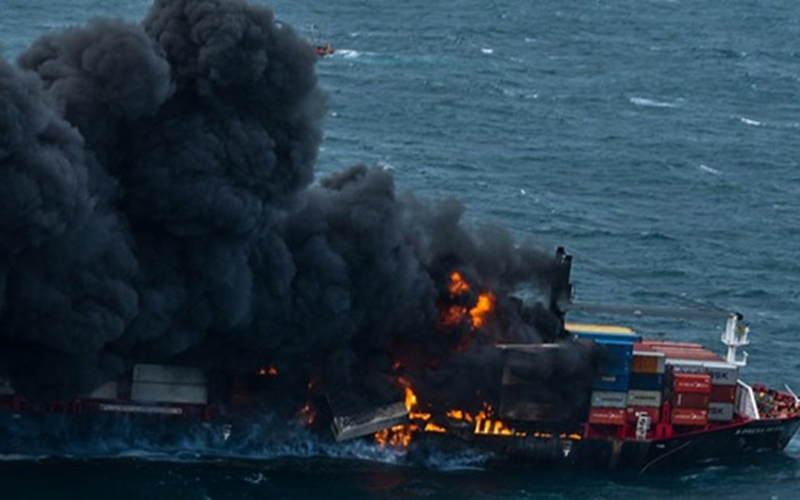 Cháy tàu container X-PRESS PEARL ở ngoài khơi cảng Colombo