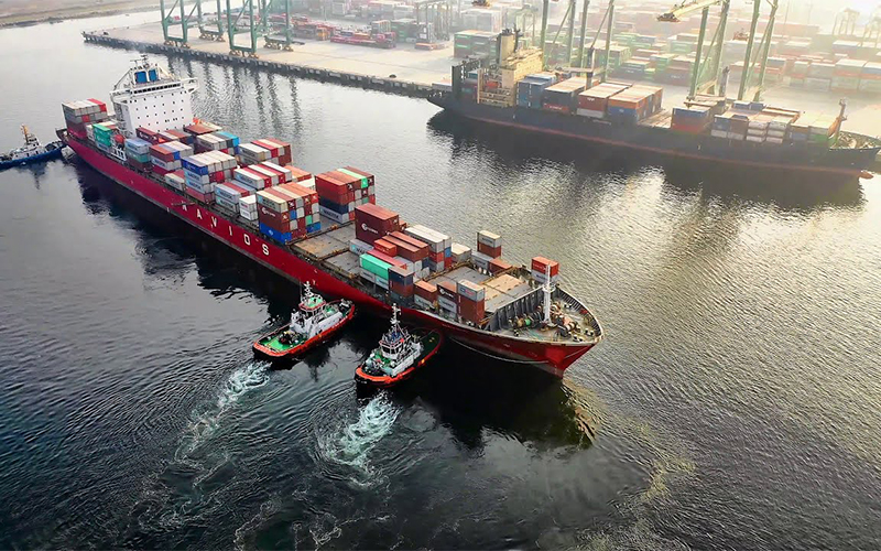container cập cảng với sự hỗ trợ của tàu lai
