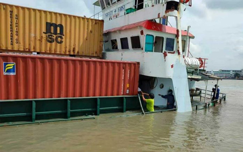 Trục vớt 51 container từ sông Chao Phraya sau vụ va chạm