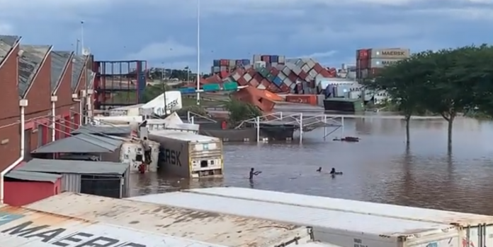 Lũ lụt làm tê liệt Durban, vô số container bị cuốn trôi