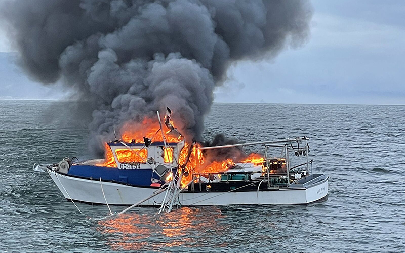 Tàu đánh cá bốc cháy ngoài khơi bờ biển Oregon