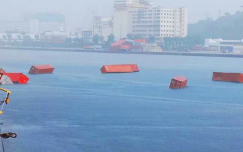 15 container rơi xuống nước do gió mạnh ở Singapore